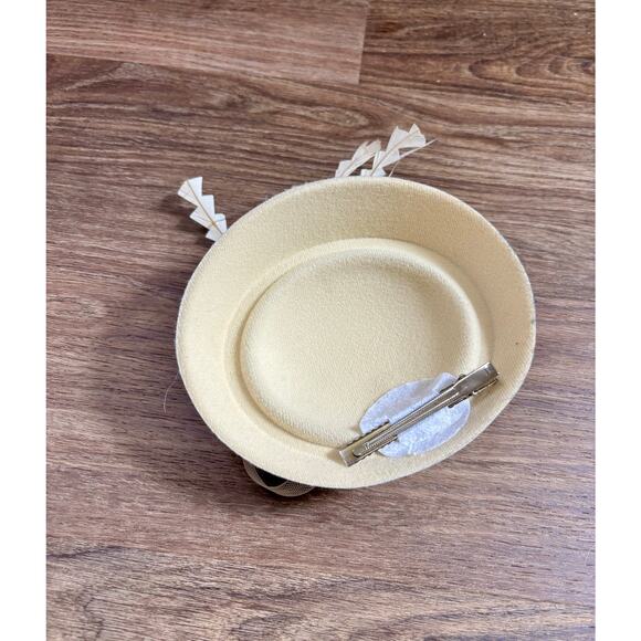 Vintage 1960s White & Cream Fascinator Feathers Bows Silk Roses Rhinestone AS IS - Picture 5 of 6